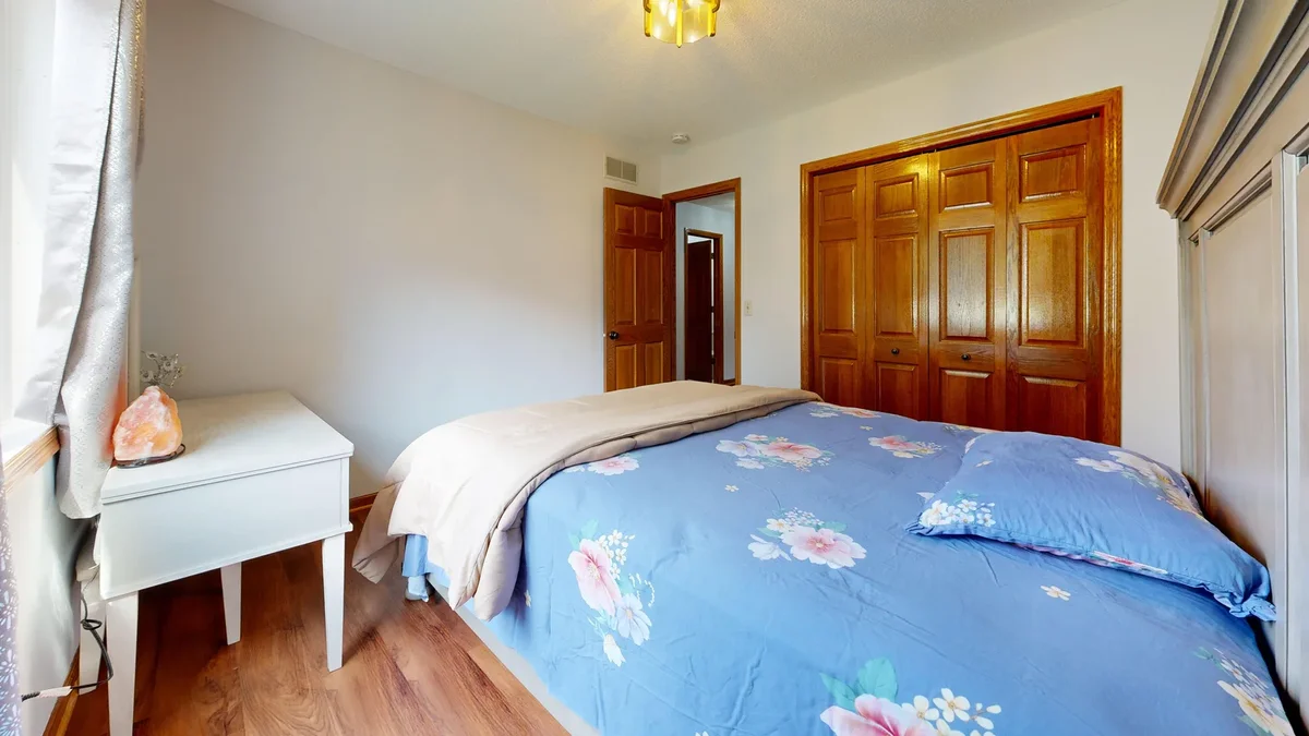 Petit placard avec un absorbeur d'humidité en bloc de sel placé sur une étagère